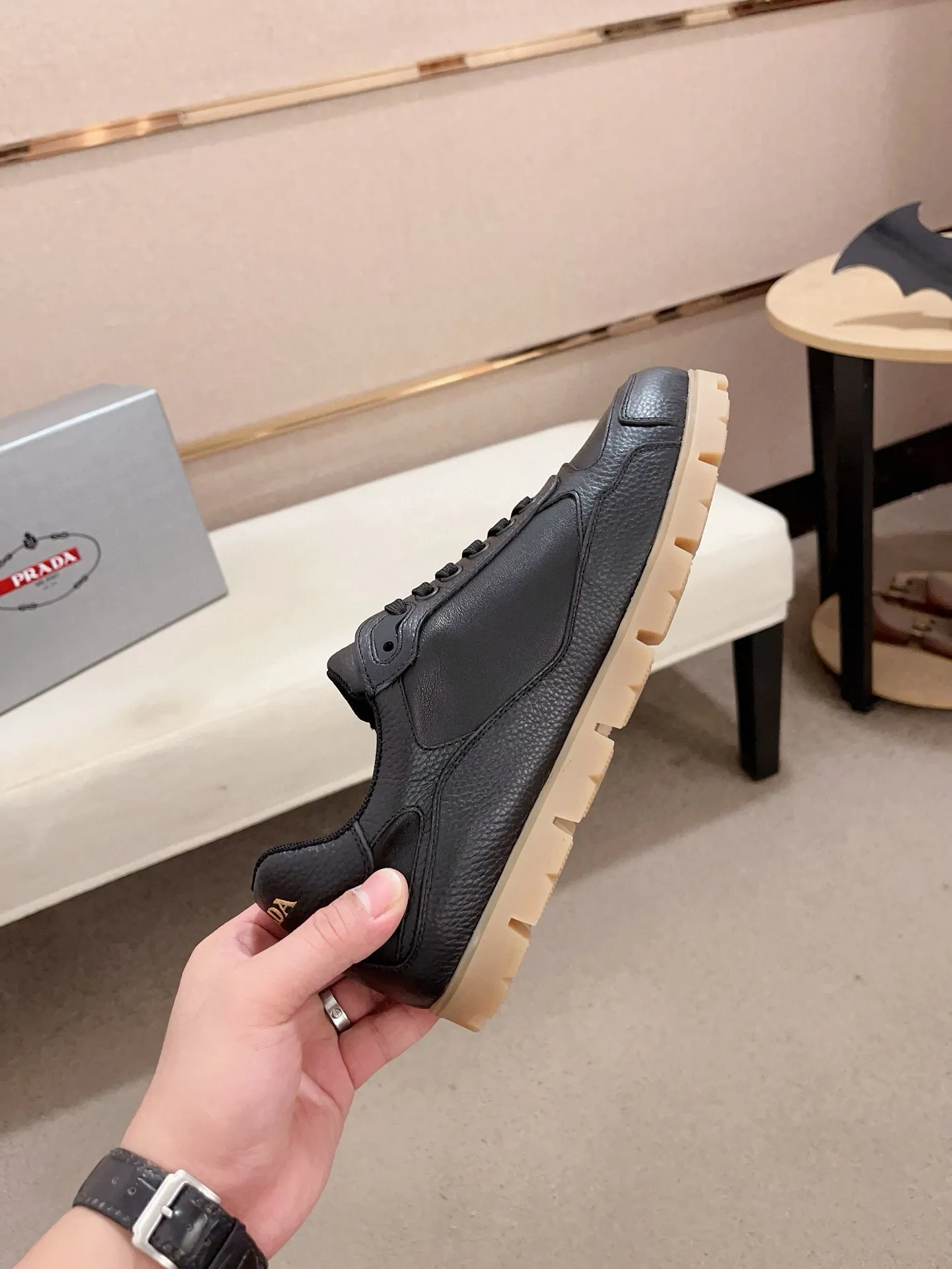 Men's shoes 💰 540💰 ✔️✔️✔️Higher version High-quality new PRADA (Prada) counters are launched at the same time. The new men's shoes and 😘 fabrics are made of high-tech glue-making technology. Lining: Full cowhide lining. 👍🏿 High-end ☄️ air-cushion molded anti-slip rubber outsole, exquisite lines, simple and elegant, comfortable and high-end for leisure travel. Code number: 38 to 44 (45 can be customized and cannot be returned or exchanged)